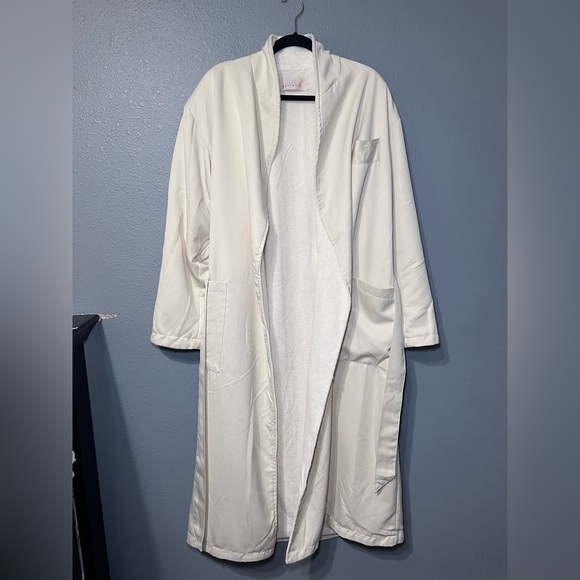 Stylish BELLAGIO Bathrobe Sz M Soft Terry Cloth & Polyester Shell 3-Pockets EUC - Picture 3 of 7